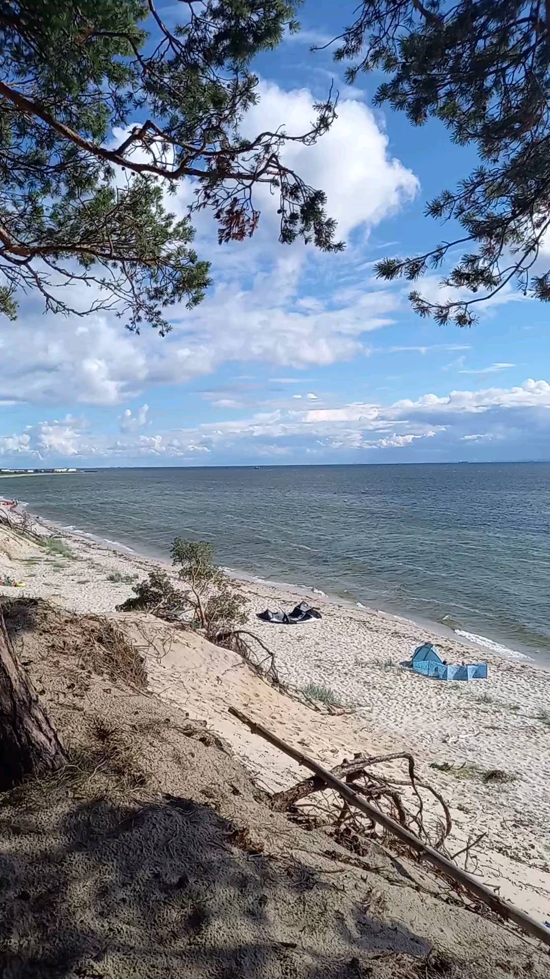 Piasek+morze+słońce=wspaniałe wakacje 🏖 kocham Bałtyk a Półwysep Helski to zdecydowanie moje miejsce na Ziemi 🌍 cieszę się, że w tym roku udało mi się tam wrócić po kilku latach przerwy, i że miłością do campingowego życia 🚐 i pasją do windsurfingu 🏄‍♀️ zaraziłam resztę rodziny👨‍👩‍👦‍👦 za rok wracamy na @camping_kormoran 💟 a jeśli szukasz spokojnego, rodzinnego miejsca na Półwyspie, koniecznie sprawdź ich ofertę ☝️
Jaki jest Twój przepis na udane wakacje? 🌞

#vitaminsea #wakacje2022 #wakacjenadmorzem #campinglife⛺ #wakacjewprzyczepie #dziewczynaznadmorza #balticsea #bałtyk🌊 #polwysephelski #urlopwkraju #urlopwpolsce #polskiemorze #rodzinnewakacje #wakacjezdziećmi #urlopzdziećmi